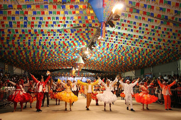 Pessoas dançando quadrilha, uma das danças mais características da Festa Junina.