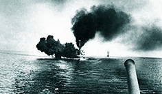 Seeschlacht im Ersten Weltkrieg: Brennendes Schiff am Horizont