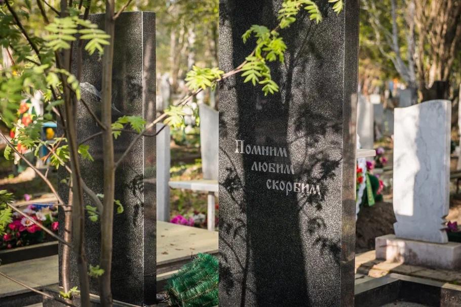 Фото Вечная память! На Гусинобродском кладбище скопились сотни людей и машин в Радоницу. ФOТОРЕПОРТАЖ 3