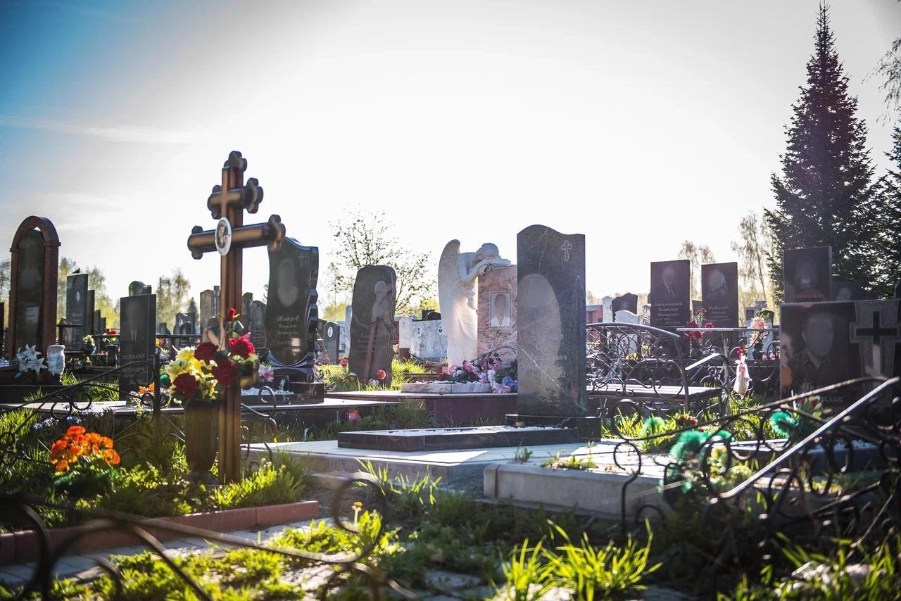 Фото Вечная память! На Гусинобродском кладбище скопились сотни людей и машин в Радоницу. ФOТОРЕПОРТАЖ 8