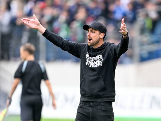 Marco Wildersinn gestikuliert während des entscheidenden Aufstiegsspiels in Hannover