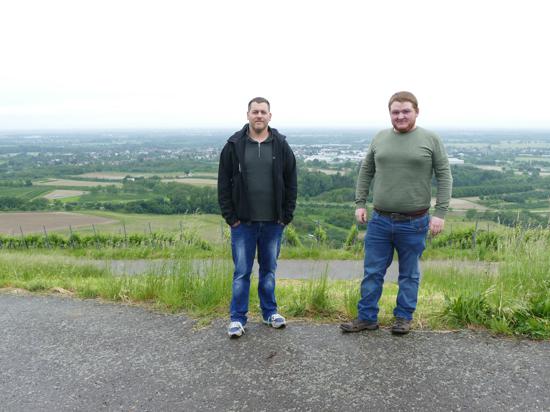 Zwei Männer stehen vor einem Aussichtspunkt