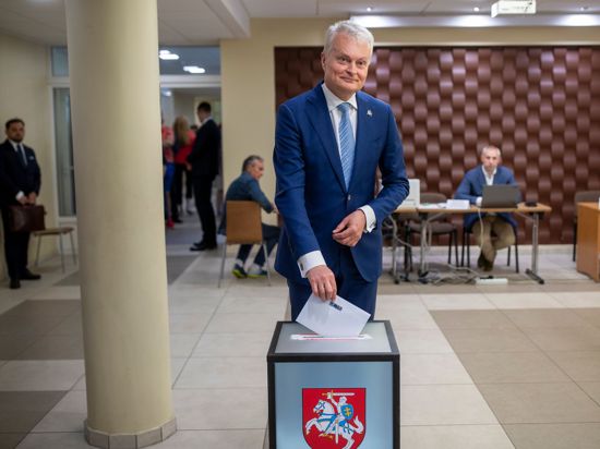 Der litauische Präsidentschaftskandidat Gitanas Nauseda während seiner Stimmabgabe in einem Wahllokal.