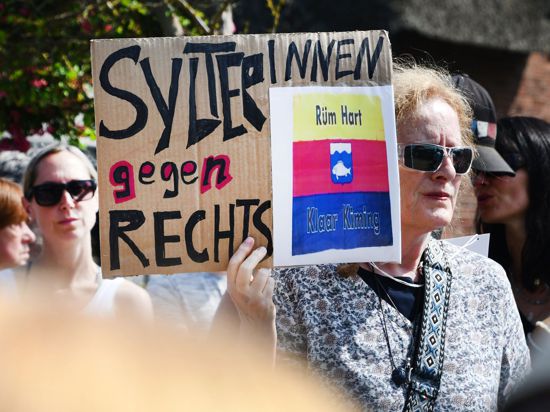 Dutzende Menschen versammeln sich zu einer Mahnwache auf Sylt. Sie wollen ein Zeichen gegen Rechtsextremismus setzen.