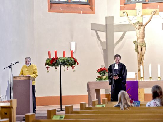 Zwei Männer stehen stehen in einer Kirche am Mikrofon.
