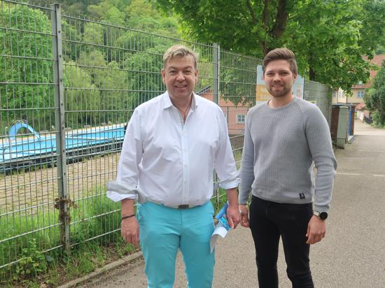 Freuen sich auf den Triathlon: Fabian Sowa, 1. Vorsitzender des Schwimm- Sport- Vereins Huchenfeld e.V. (rechts) und Jörg Müller, Vorsitzender des Fördervereins Nagoldfreibad Pforzheim e.V. (links).