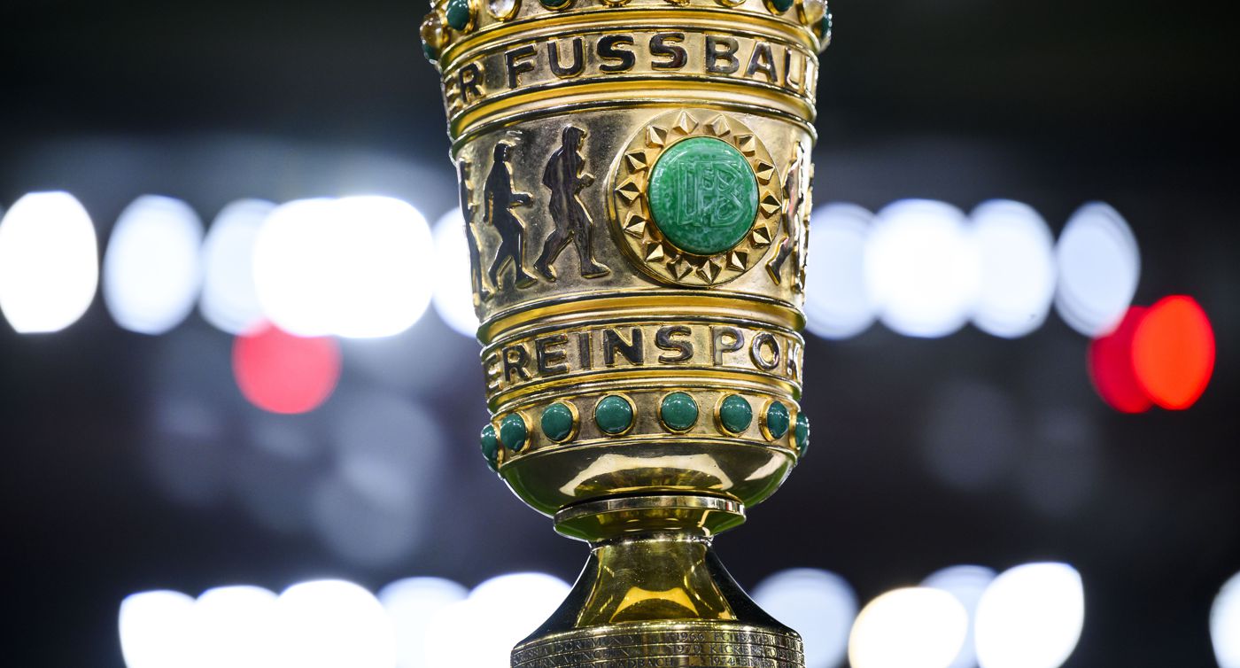 Fußball: DFB-Pokal, VfB Stuttgart - Borussia Dortmund, Achtelfinale, MHPArena. Die Trophäe des DFB Pokals steht vor dem Spiel im Stadion.