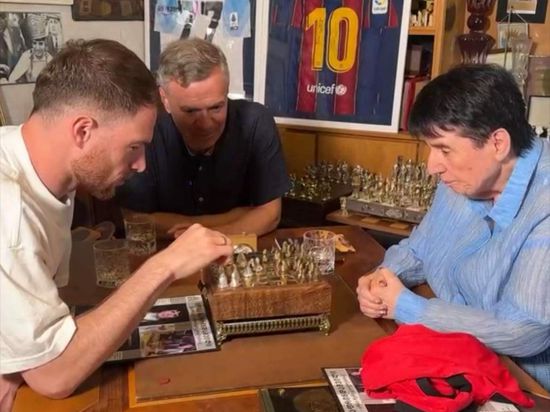 Budu Zivzivadze zieht gegen Schach-Ikone Nona Gaprindashvili. Im Hintergrund sind ihr Sohn David Chichinadze und das Messi-Trikot zu sehen.