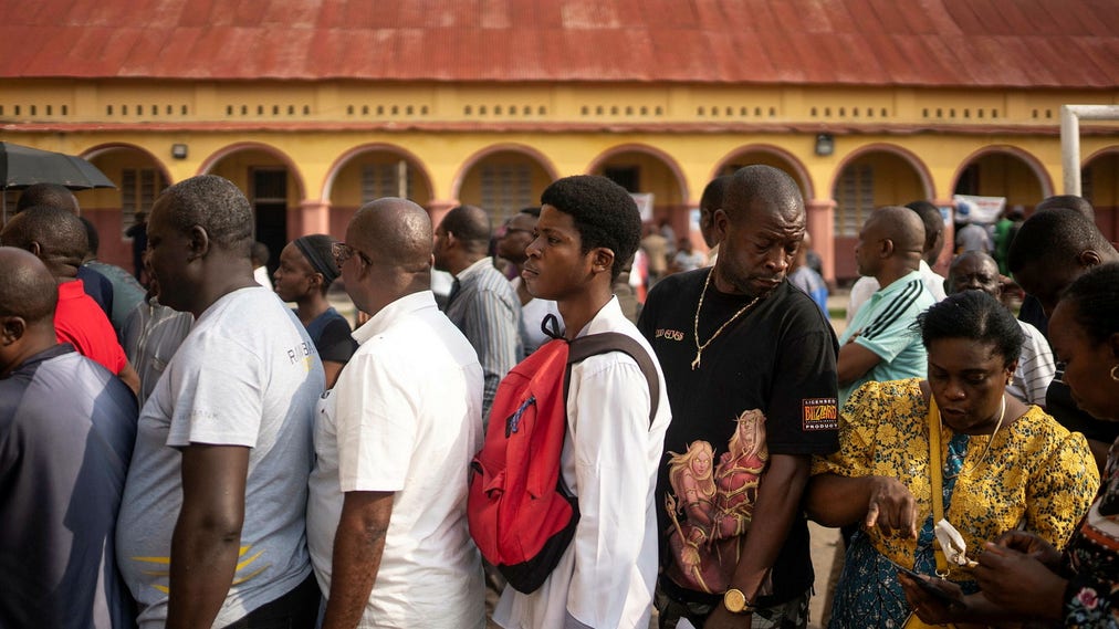 Människor köar för att lägga sin röst i presidentvalet i Kongo-Kinshasa, 20 december 2023.