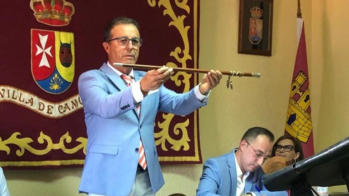 El alcalde del PP que considera al rey “un flojo gobernado por una roja” inaugura una bandera de España en Camuñas