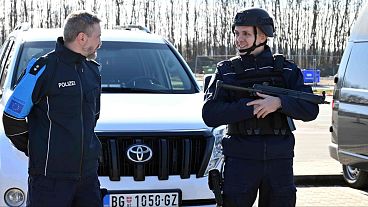 عکس آرشیوی از یک پلیس صرب و یک مامور فرونتکس در مرز صربستان
