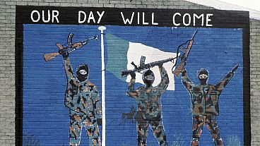 ARCHIVO - Una pintura mural de apoyo al Ejército Republicano Irlandés, vista en la zona católica de Belfast, Irlanda del Norte, en noviembre de 1985. 