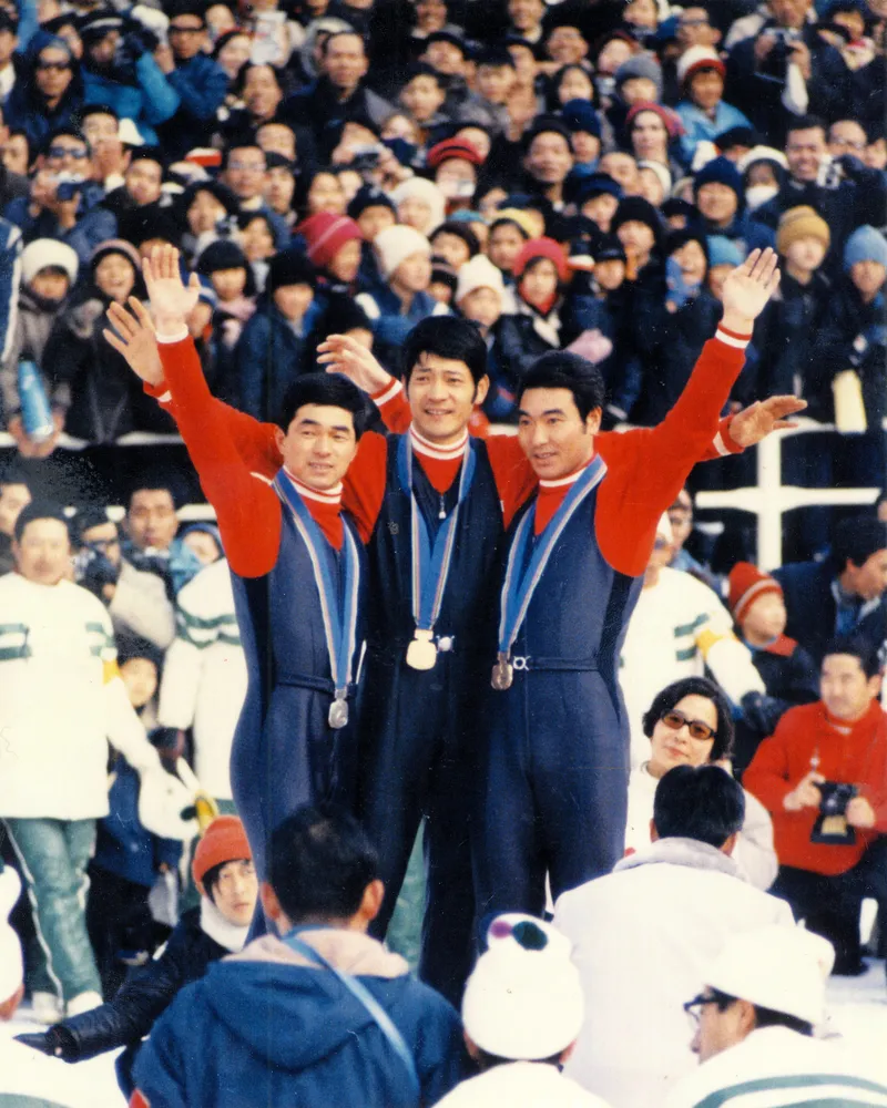 札幌冬季五輪のスキージャンプ70メートル級でメダルを独占した（左から）2位の金野昭次さん、優勝の笠谷幸生さん、3位の青地清二さん=1972年2月6日