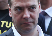 Во время интервью телеканалам «Разговор с Дмитрием Медведевым» премьер, отвечая на вопрос о том, какой курс доллара является оптимальным для экономики — а сейчас он, как известно, под 70 рублей, заявил, что «люди приспособились» к падению рубля