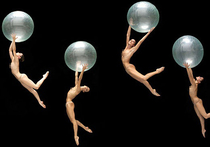 В зале «Стравинский» - впервые приезжающая с гастролями в Россию итальянская труппа NoGravity Dance Company покажет балет «Трилогия»