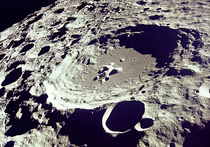 Если посмотреть на полную Луну (а она станет такой уже совсем скоро, 25 декабря), то в северо-западной части можно разглядеть Море дождей, ударный кратер, в котором сейчас работает китайский луноход Юйту («Нефритовый заяц»)