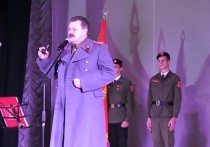 По случаю 138-летней годовщины со дня рождения Иосифа Сталина в Севастополе состоялся концерт, в ходе которого коммунисты произвели нескольких ребят в пионеры, сообщают местные СМИ