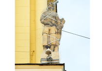 Скульптуры на доме 37 по Ленинскому проспекту находятся в аварийном состоянии, признает Мосгорнаследие