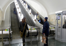 Рекламные сообщения в метро начали размещать на ступенях эскалаторов