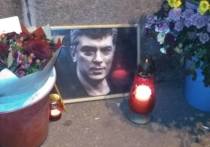 27 февраля в 23:30 на Большом Москворецком мосту началась недолгая по времени траурная акция памяти Бориса Немцова, убитого 4 года назад в это время и на этом месте