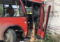 В пермских СМИ появились подробности смертельного ДТП на улице Новогайвинской около остановки «Лесозавод», где автобус врезался в стену