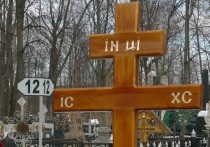В Волгоградской области пенсионерка заявила в полицию и Роспотребнадзор на местных ритуальщиков, которые залили бетоном могилы ее мужа и сына
