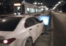 Автомашина под управлением майора полиции снесла ограждение трамвайной остановки на северо-западе столицы