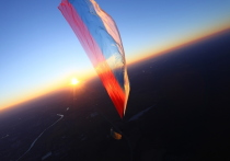 Российский разработчик парашютов для ВДВ – НИИ парашютостроения – установил мировой рекорд, развернув в небе трехцветный флаг России общей площадью 5000 квадратных метров