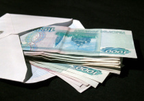 Москвичка нашла конверт с внушительной суммой денег в метро благодаря своей невнимательности и отдала его дежурной