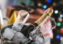 Врачи поделились своим мнением о том, стоит ли людям с коронавирусным диагнозом пить шампанское в новогоднюю ночь.