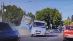 Видеокадры утреннего крушения трамвая в Курске