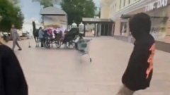 В Курске девушка устроила экстримальный заезд на магазинной тележке 