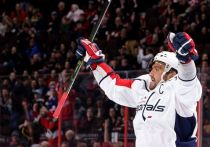 Российский хоккеист «Вашингтон Кэпиталз» Александр Овечкин забил свой 801-й гол в Национальной хоккейной лиге и вышел на второе место в списке лучших снайперов НХЛ, сравнявшись с Горди Хоу