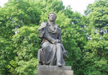 В киевской местности Шулявка вандалы изрисовали краской памятник поэту Александру Пушкину