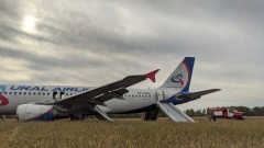  В Омске врачи центра медицины катастроф и спасатели встретили электропоезд с пассажирами экстренно севшего самолета