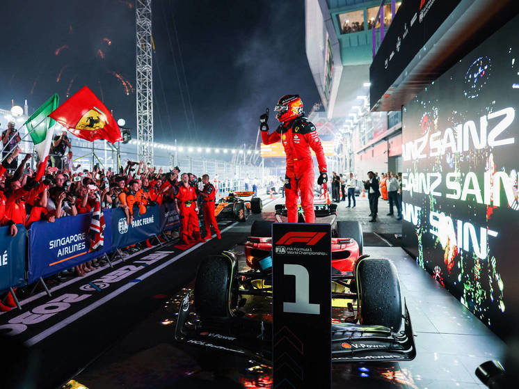 Пилот «Феррари» Карлос Сайнс выиграл Гран-при Сингапура, положив конец рекордной серии Макса Ферстаппена и разрушив надежды «Ред Булл» на сезон без поражений. «МК-Спорт» рассказывает подробности. 