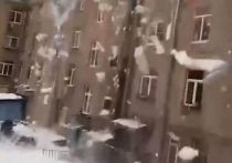 В подмосковных Мытищах очевидцам удалось снять массовый сход снега с крыши одного из домов