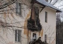 Часть стены дома вместе с балконом рухнули в подмосковной Коломне