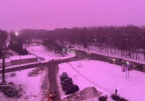 Жители города Бугульма в Татарстане утром в пятницу наблюдали необычное природное явление - розовый туман