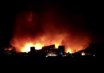 Крупный пожар вспыхну в одном из крупнейших торговых центров Горловки в результате удара ВСУ по городу