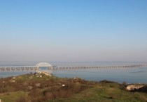 Как сообщает Telegram-канал информационного центра об оперативной обстановке, движение автомобилей по Крымскому мосту временно приостановлено