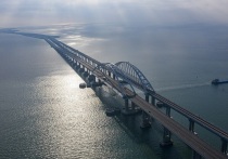 Очередь из почти 300 автомобилей образовалась перед Крымским мостом 30 декабря, сообщили в телеграм-канале оперштаба Республики Крым