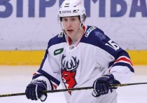 В ходе матча между «Торпедо» и «Куньлунем» в рамках КХЛ, нападающий «Торпедо» Василий Атанасов получил травму в начале первого периода. 