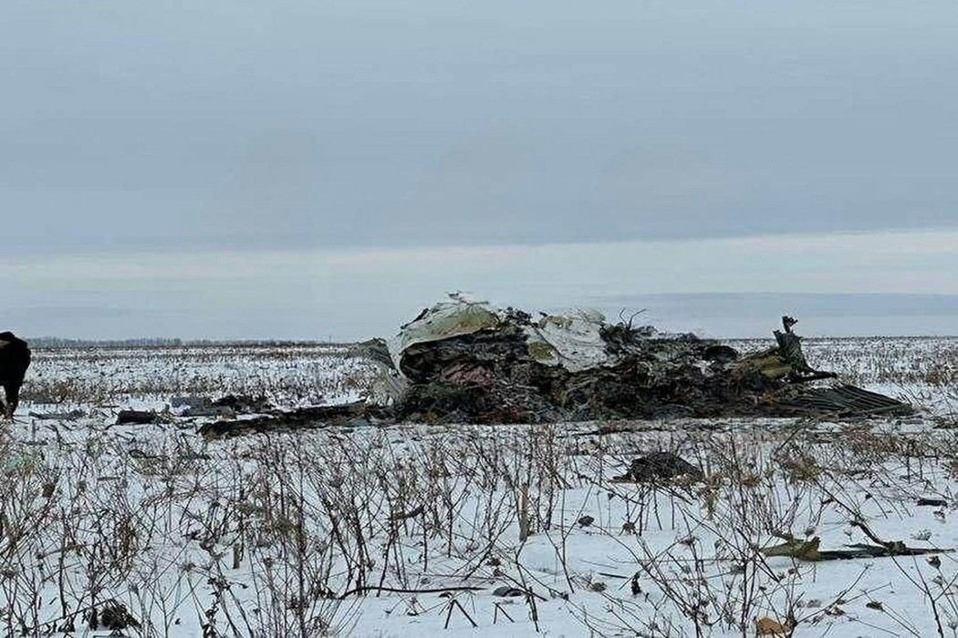 Под Белгородом рухнул военно-транспортный самолет Ил-76: жуткие кадры с места ЧП