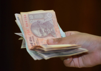 Эксперты рассказали о рисках вложений в индийскую валюту