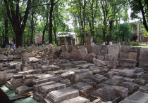 Все памятники находятся на территории некрополя Донского монастыря

