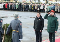Губернатор Московской области вместе возложил цветы к памятнику погибшим солдатам