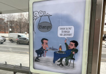 Сегодня на остановках общественного транспорта у посольства Франции в России появились плакаты с карикатурным изображением Макрона, который в роли официанта приносит Зеленскому в ресторане заказ в виде военной помощи