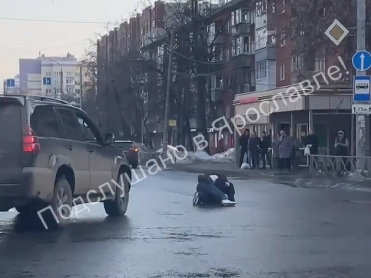 В субботу, 16 марта около 17:40 на перекрестке улицы Свободы и проспекта Толбухина в Ярославле произошла жесткая схватка двух мужчин