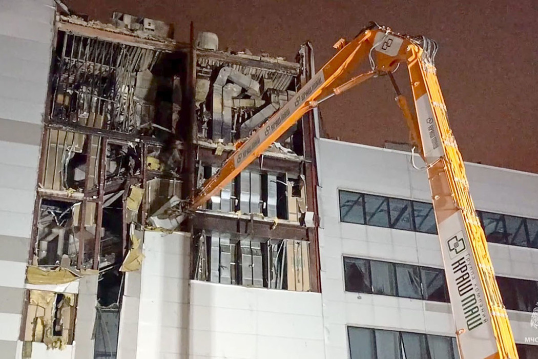 Кадры разбора завалов в "Крокус Сити Холле": обгоревшие металлоконструкции, разрушенный фасад, спецтехника